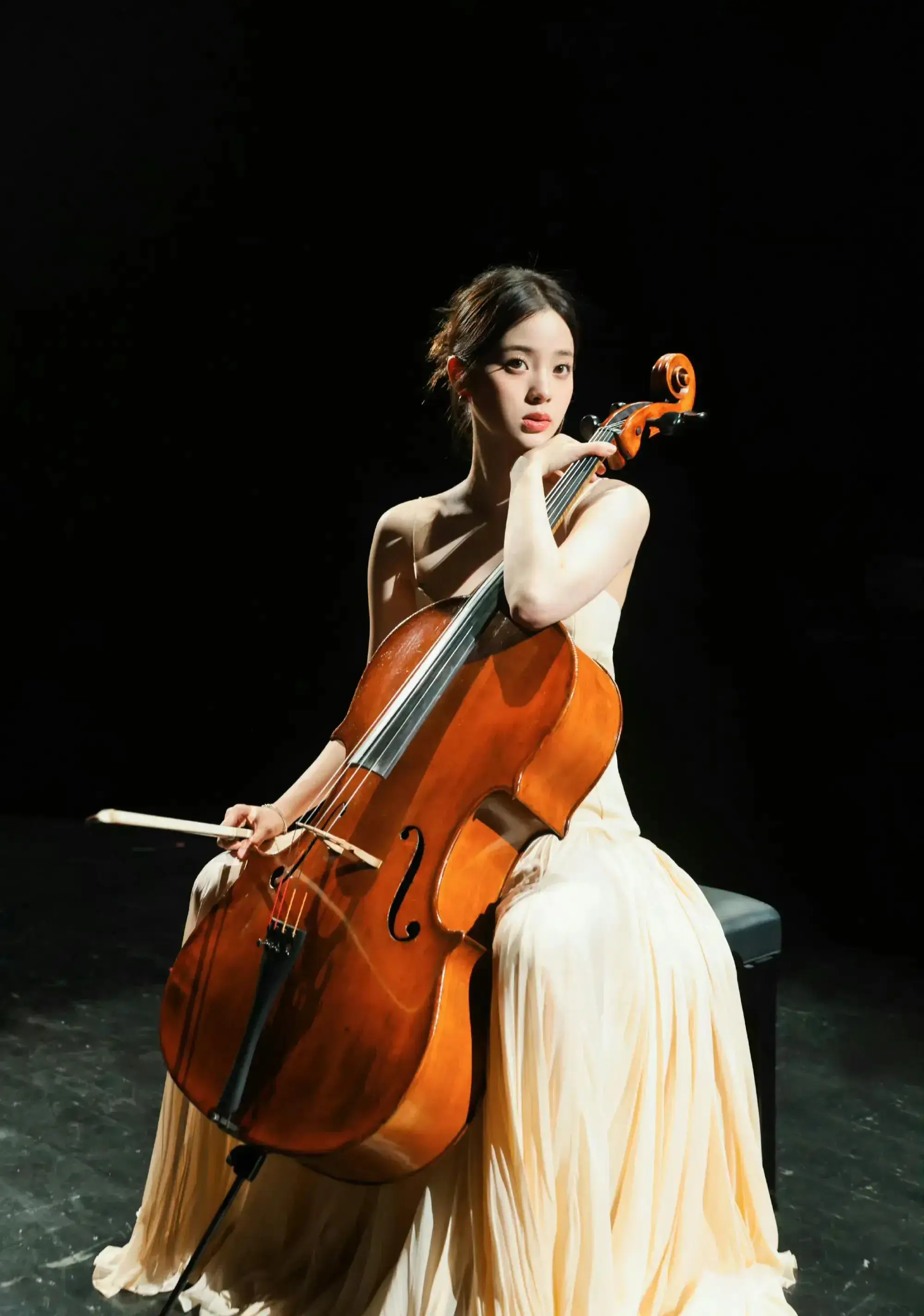 欧阳娜娜提前从伯克利毕业,归来仍才23岁,网友:王源还没毕业?