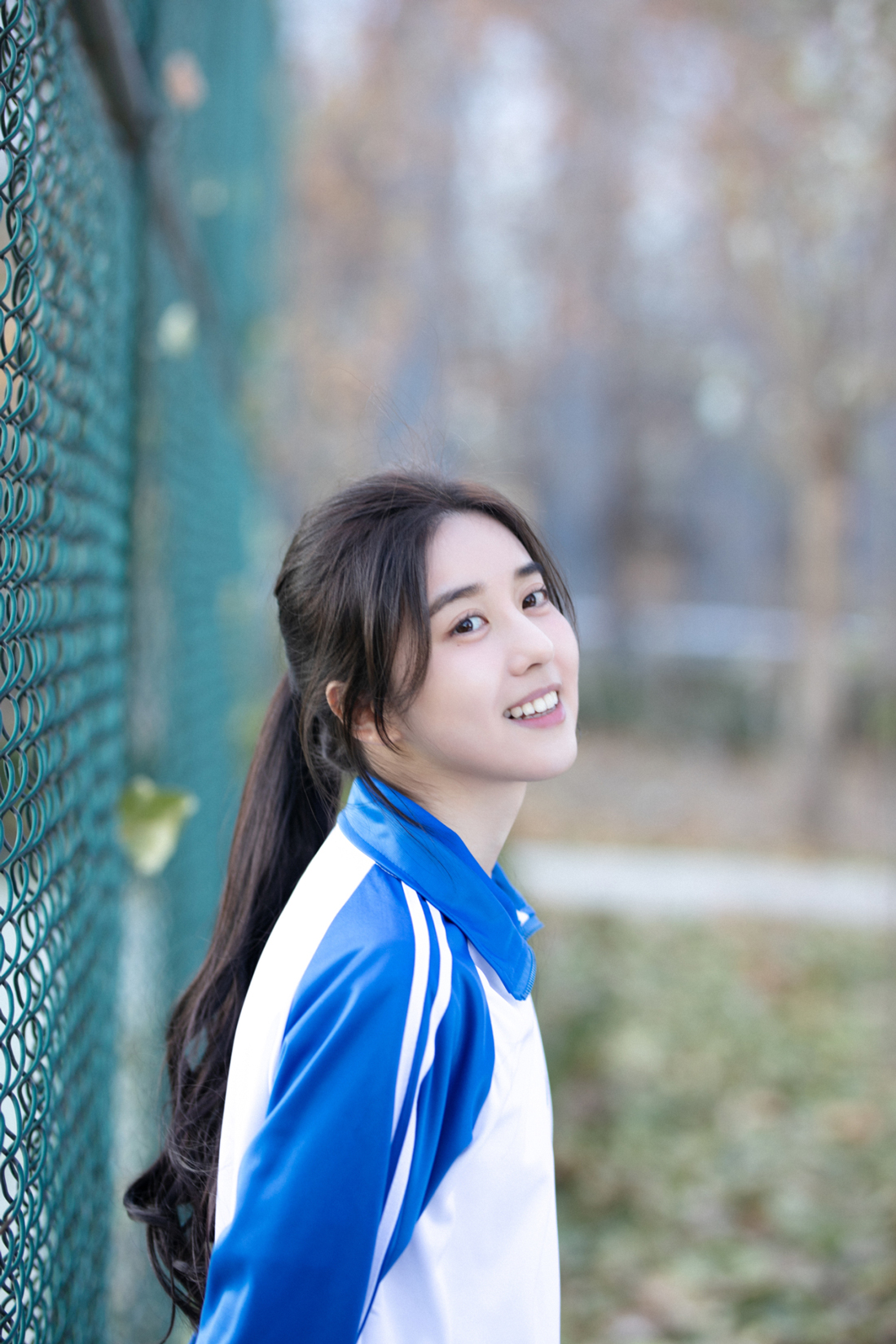 照片中,李凯馨扎起学生马尾,身穿白蓝相间的校服,元气十足;双眸明亮