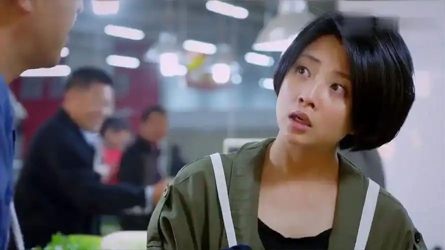 无贼张国强第一次这么有钱拉着殷桃就去吃饭逛商场