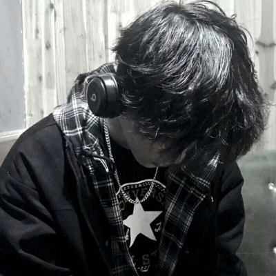 许骜:微信超酷男头/愿你熬得过万丈孤独 藏得下星辰大海.