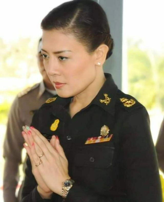 面色凝重西拉米在军人监视下亮相容颜未改但前景不明