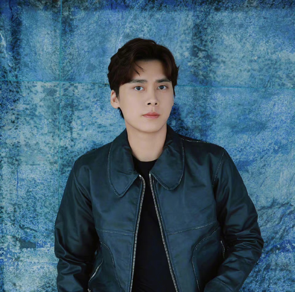 李易峰新戏造型曝光,三七分发型显老气,戴上眼镜像个老干部