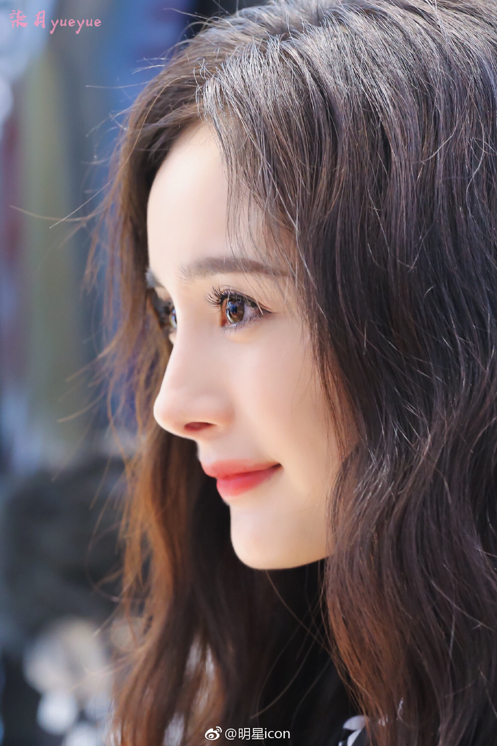 杨幂长发微卷亮相活动,甜美中带着妩媚尽显柔美风情!