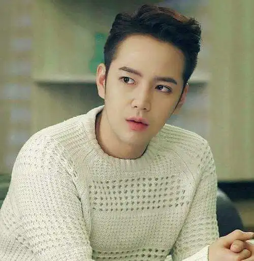 这张短发的张根硕,帅到没朋友. 这完全就是万千少女的理想男友呀.