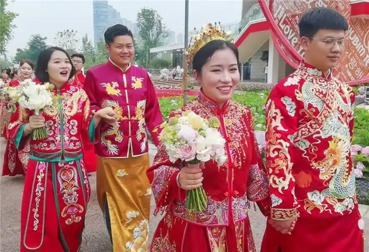 18对新人在成都高新区桂溪生态公园参与集体婚礼颁证