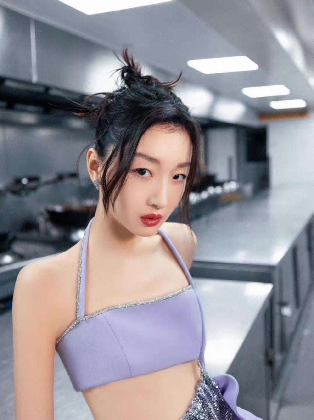 真空上阵半裸出镜破尺度,平板身材的逆袭|周冬雨|范欣|平板_新浪新闻