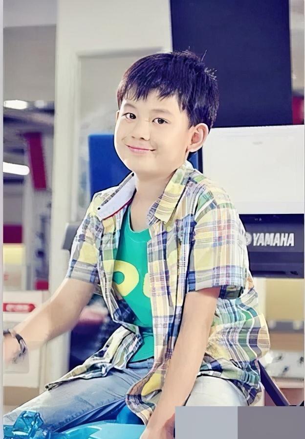 最夸张的就是张新成了,看到他小时候的照片甚至觉得他的五官从小时候