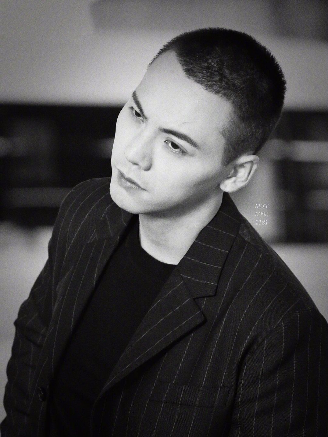 陈伟霆寸头时尚街拍,痞帅中带着憨笑,就是那么招人爱!