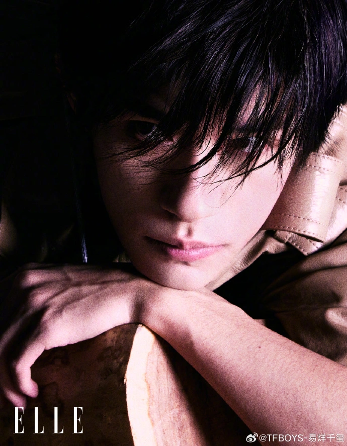 易烊千玺《elle》3月刊封面释出,不愧是硬照天才