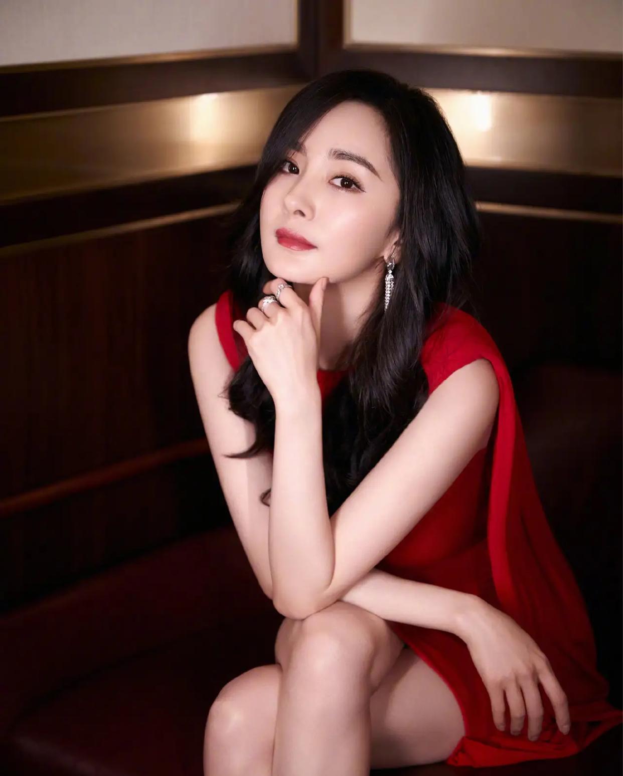 杨幂身材火辣!穿低领深v短裙展现白皙大长腿,s型身材好诱人