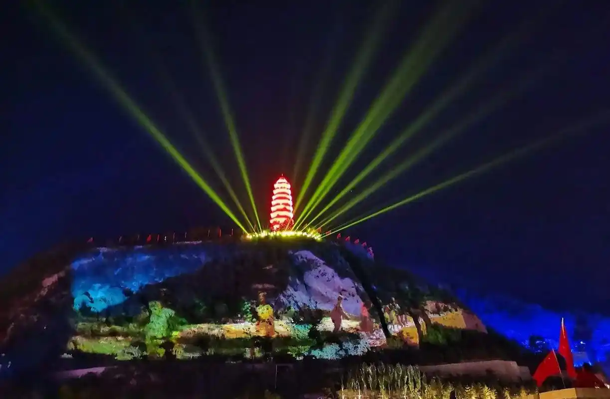 灯闪光耀宝塔山,稻丰花香南泥湾.延安精神千秋照,星火燎 - 抖音