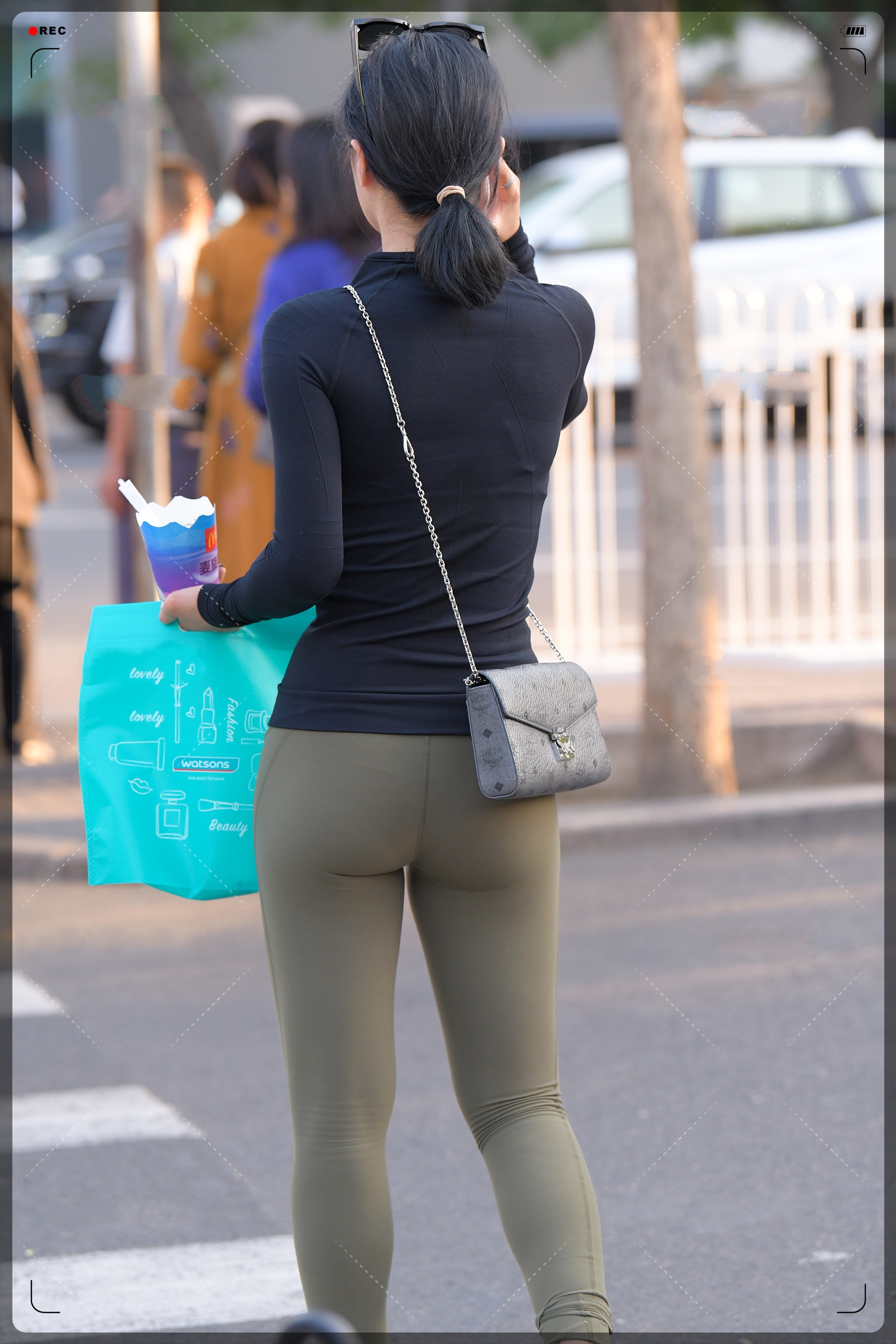 紧身衣搭配紧身裤,自信又高级,穿出新风格