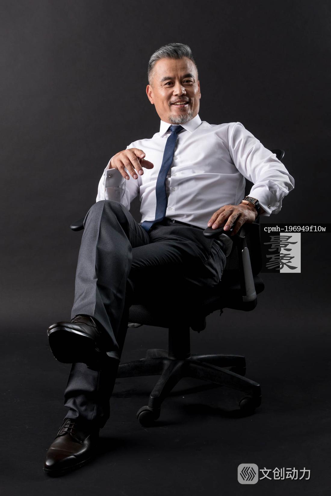 坐在椅子上的中老年商务男士