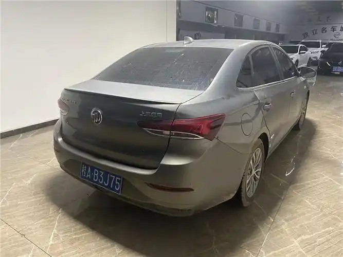 一辆车牌为桂ab3j75 别克英朗 小型轿车