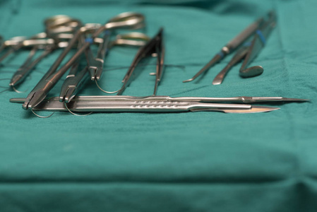 屁股刀钳手术室绿表上的针持者,手术刀,钳排照片