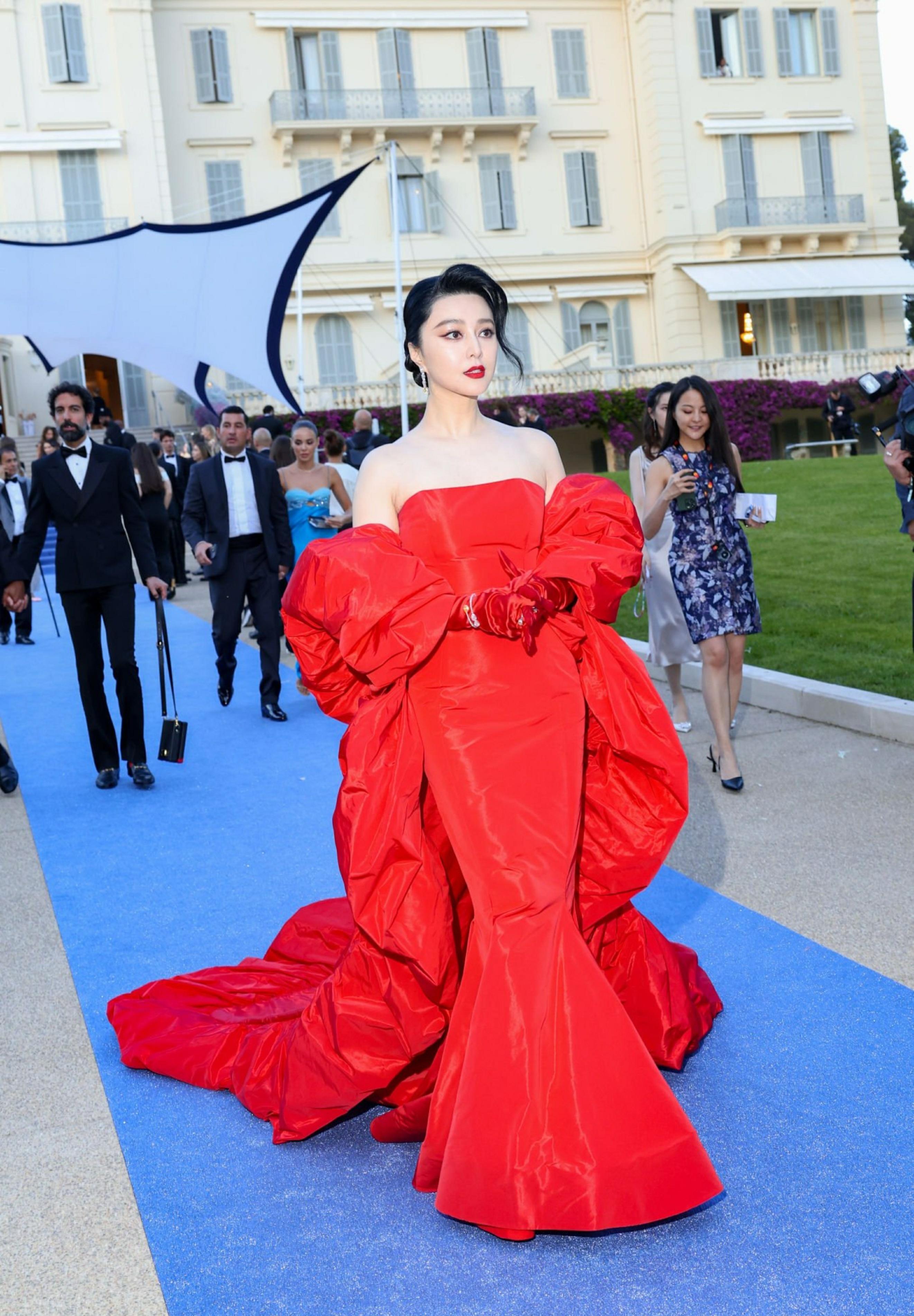 戛纳电影节:范冰冰的玫瑰裙很美,疯狂穿"中国红"_礼服_衣裙_身材
