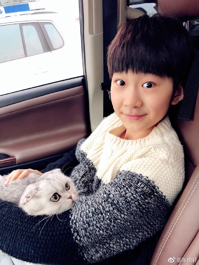 近照#小时候可可爱爱,现在逐渐霸总化了,越来越帅啦,才13岁的张悦轩这