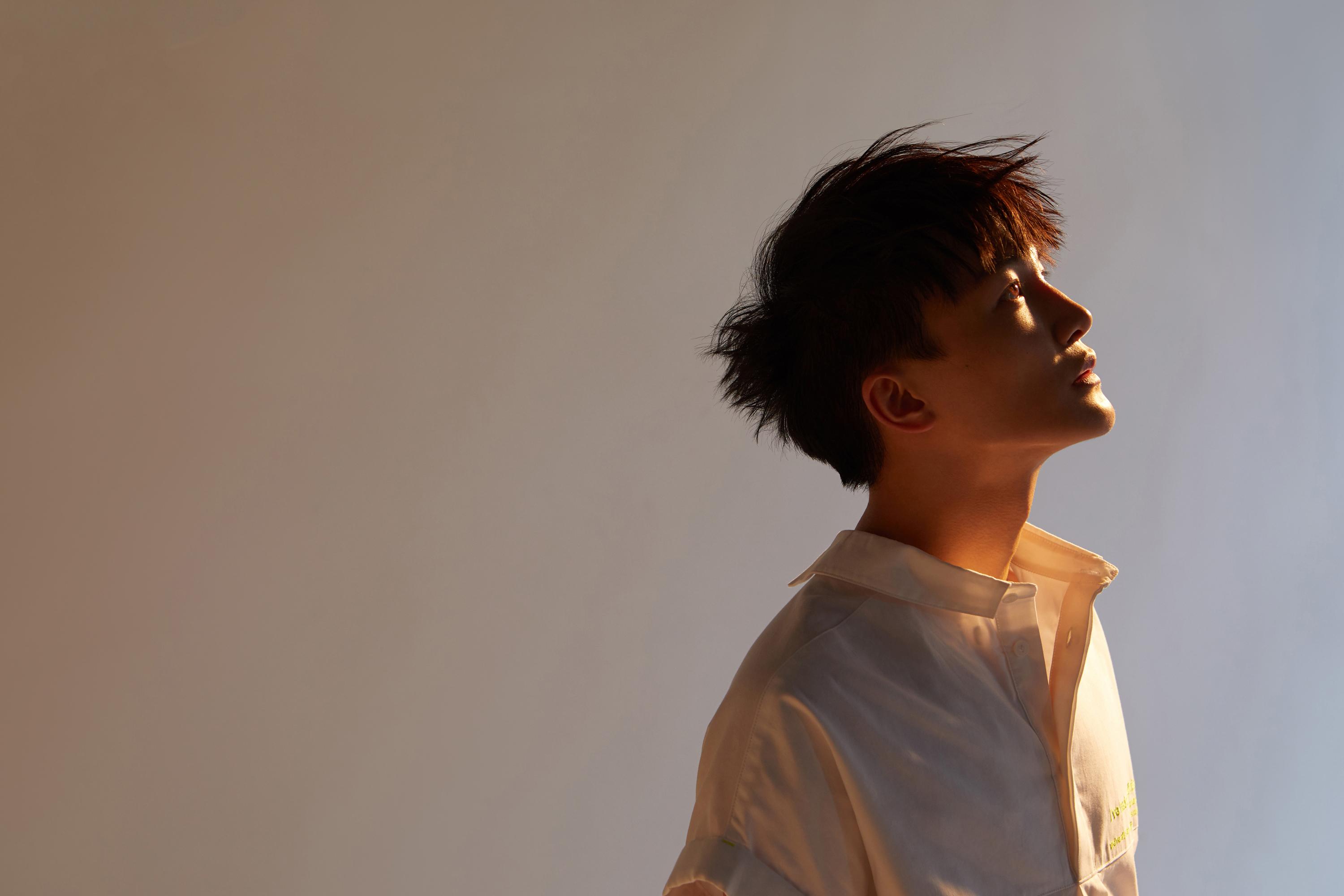 a 童年 1992年秋,周深出生在湖南邵阳县的山村.