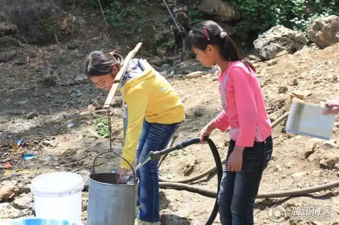 挑水的女孩,令人心酸