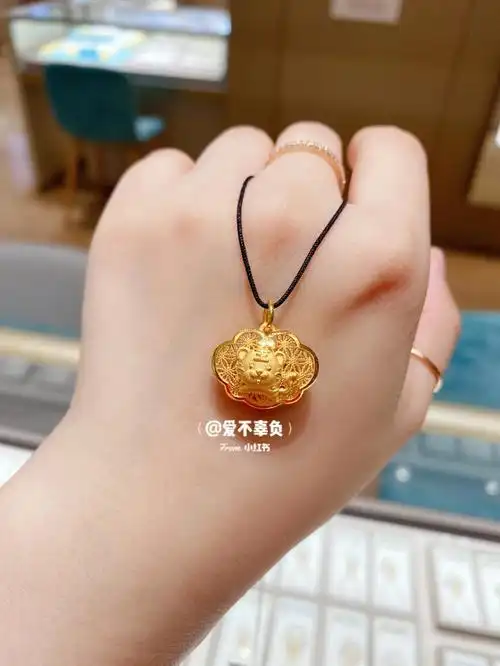 周大福黄金吊坠