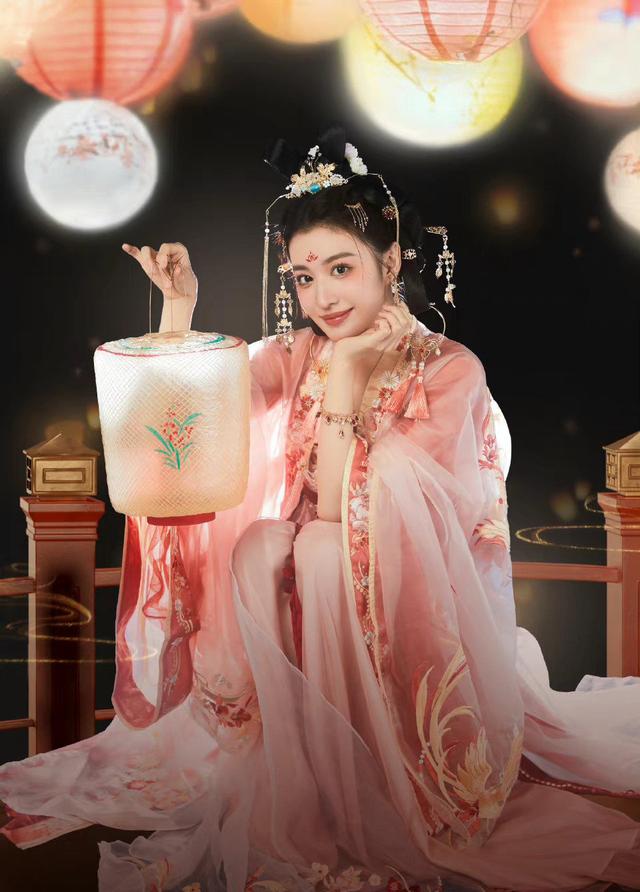 尤其是她的古装造型,将军在上里的表妹,清平乐里的贵妃,都给人留下了