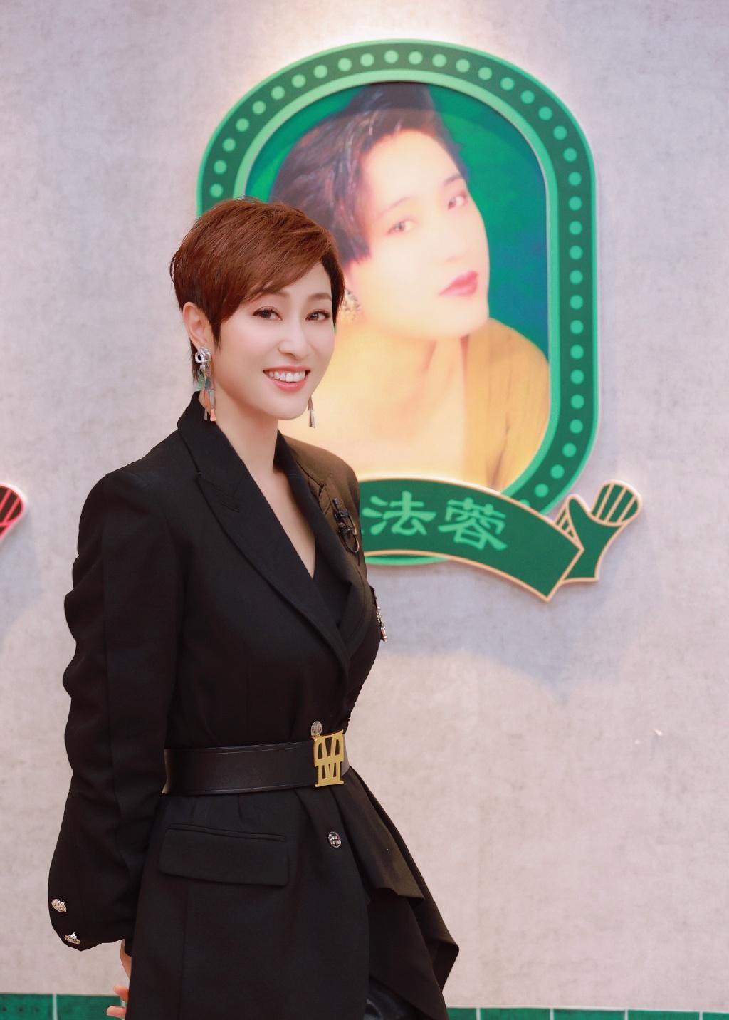 原创年过半百真该有陈法蓉的气质短发配西装利落潇洒状态没咋变