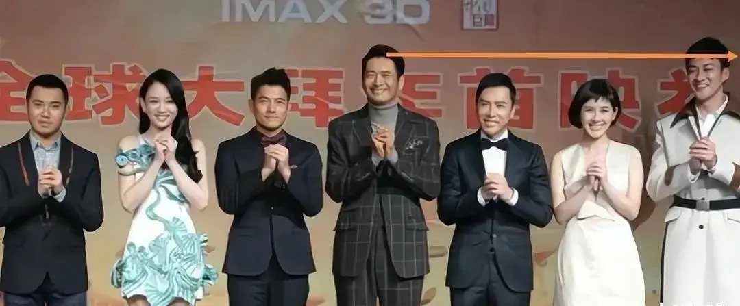 合影照片时,以上第一张周润发还高一点,第二张很明显何润东更高一些