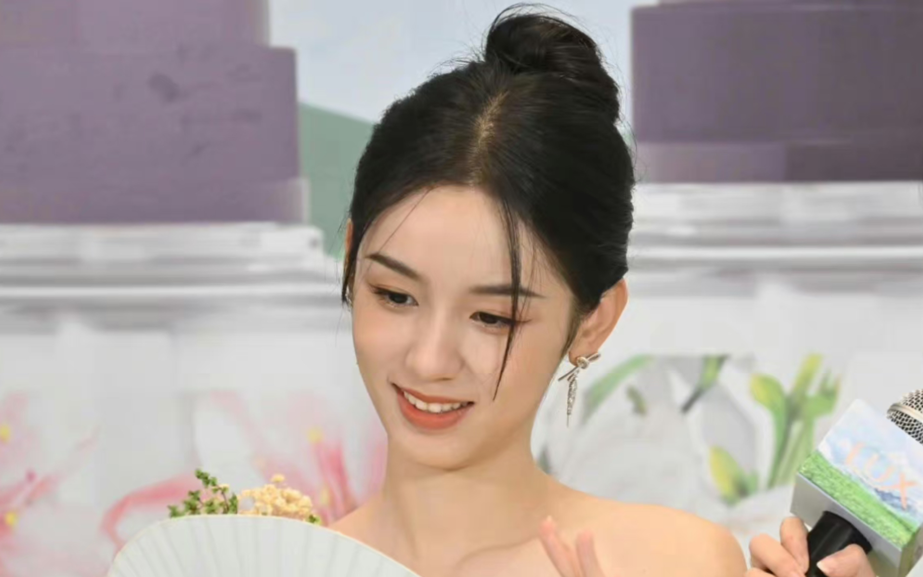 关于周也:一直都是个努力温柔可爱的女孩子呀