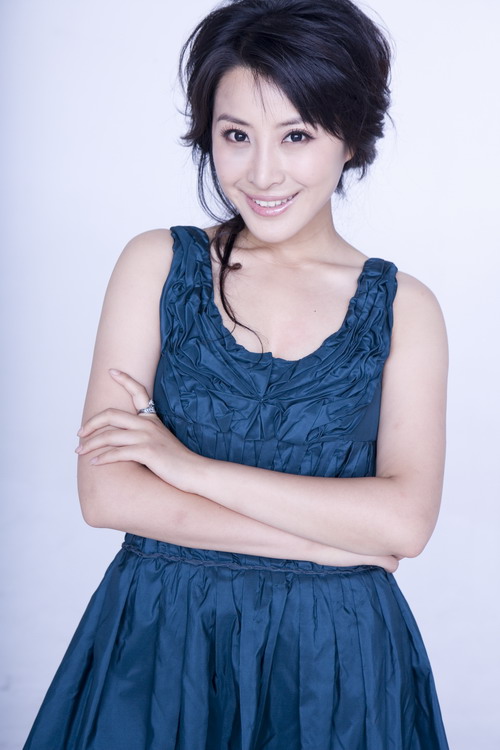 组图王雅捷春日淡雅写真蓬松发型气质温婉