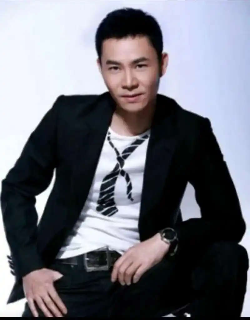 陈一凡,大陆实力人气男歌手,被誉为"蓝血音乐人",新 - 抖音