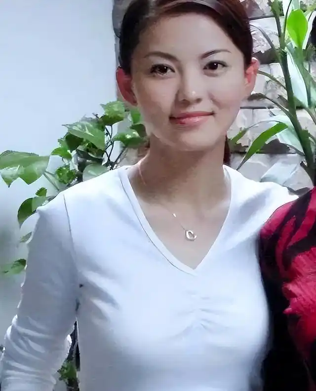 李湘生活近况曝光!穿带钻睡衣,用镶金茶杯,网友:哪来的钱?