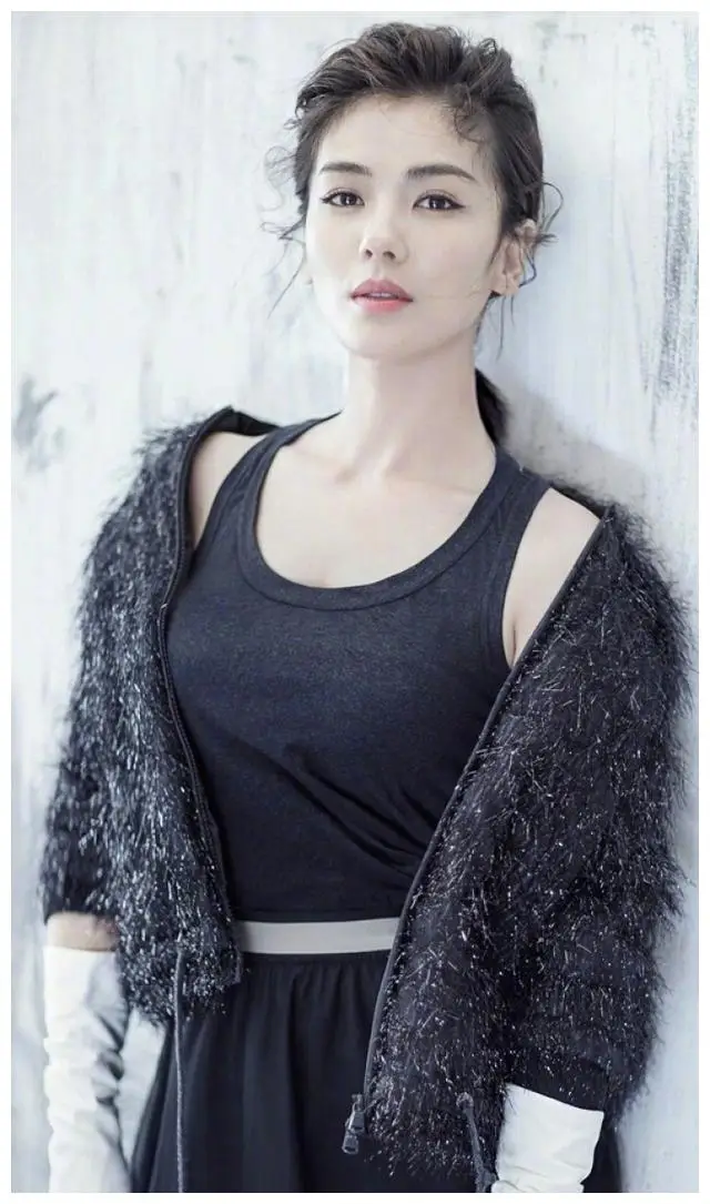 赵丽颖最新动态引热议!嘴歪脸僵牙齿白,是过度医美还是整容了?