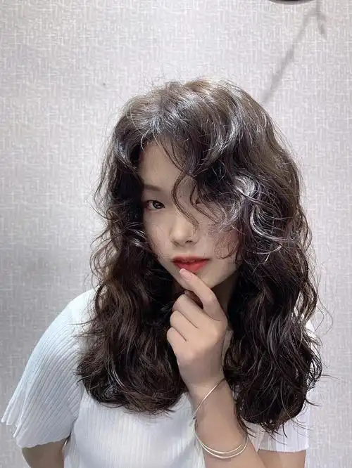 2022中长发慵懒浪漫法式卷