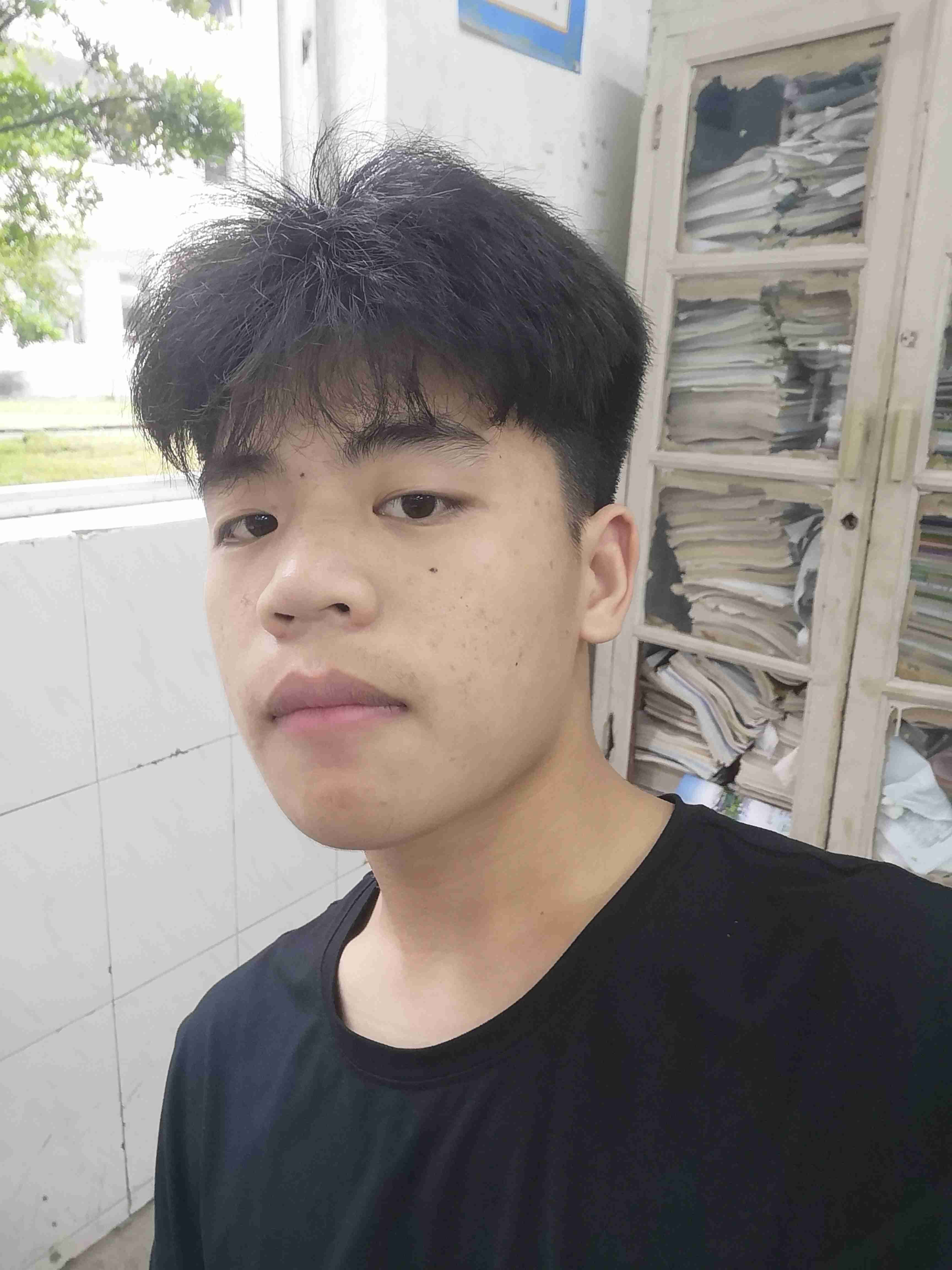 什么样的发型适合我这种长相一般,头比较大的男生.