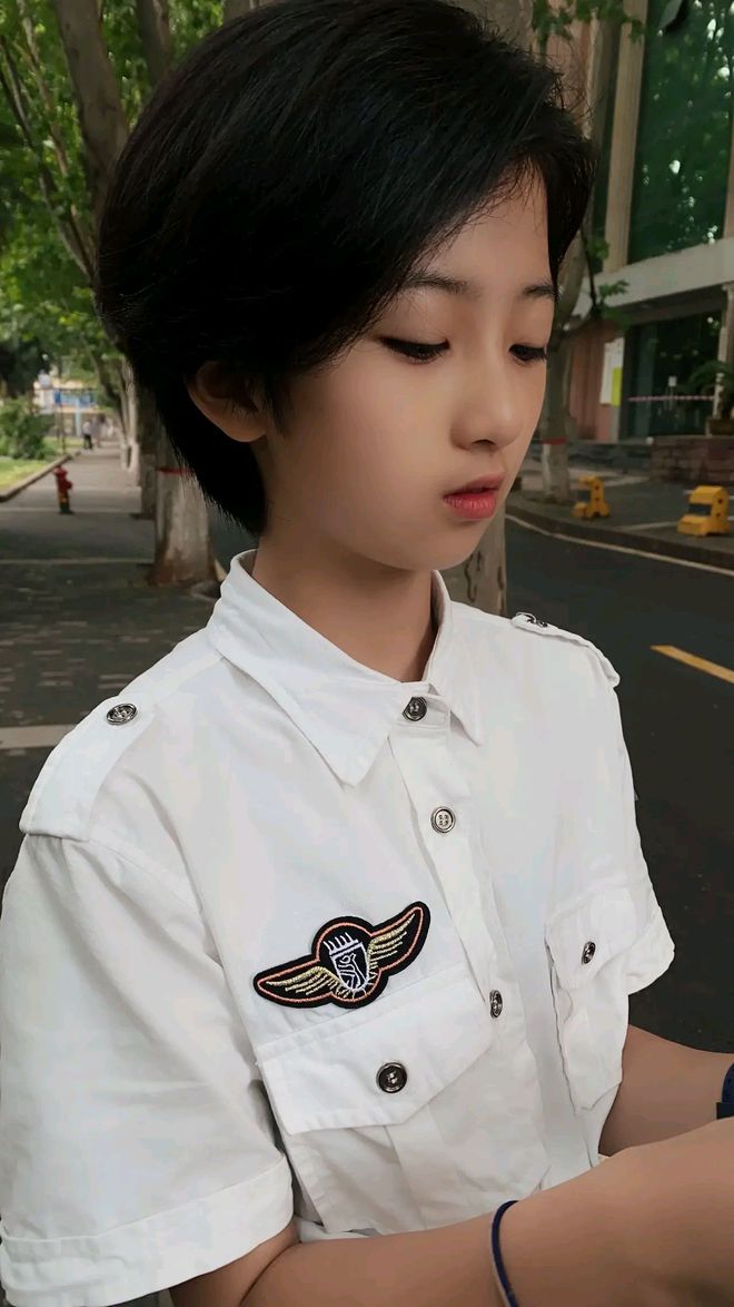 西安"高颜值"小女孩火了,神仙颜值震撼了网友,笑容太治愈了!