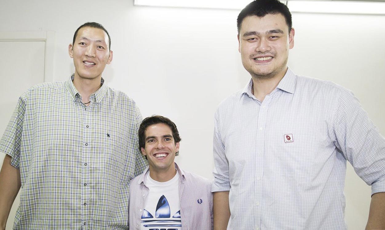 被合影帝的孙明明c罗踮脚佟丽娅踩椅子