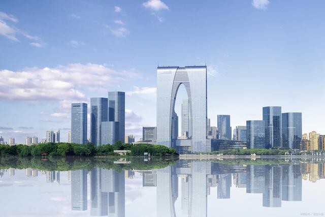 苏州东方之门是位于江苏省苏州市的一座标志性建筑,它坐落在苏州工业