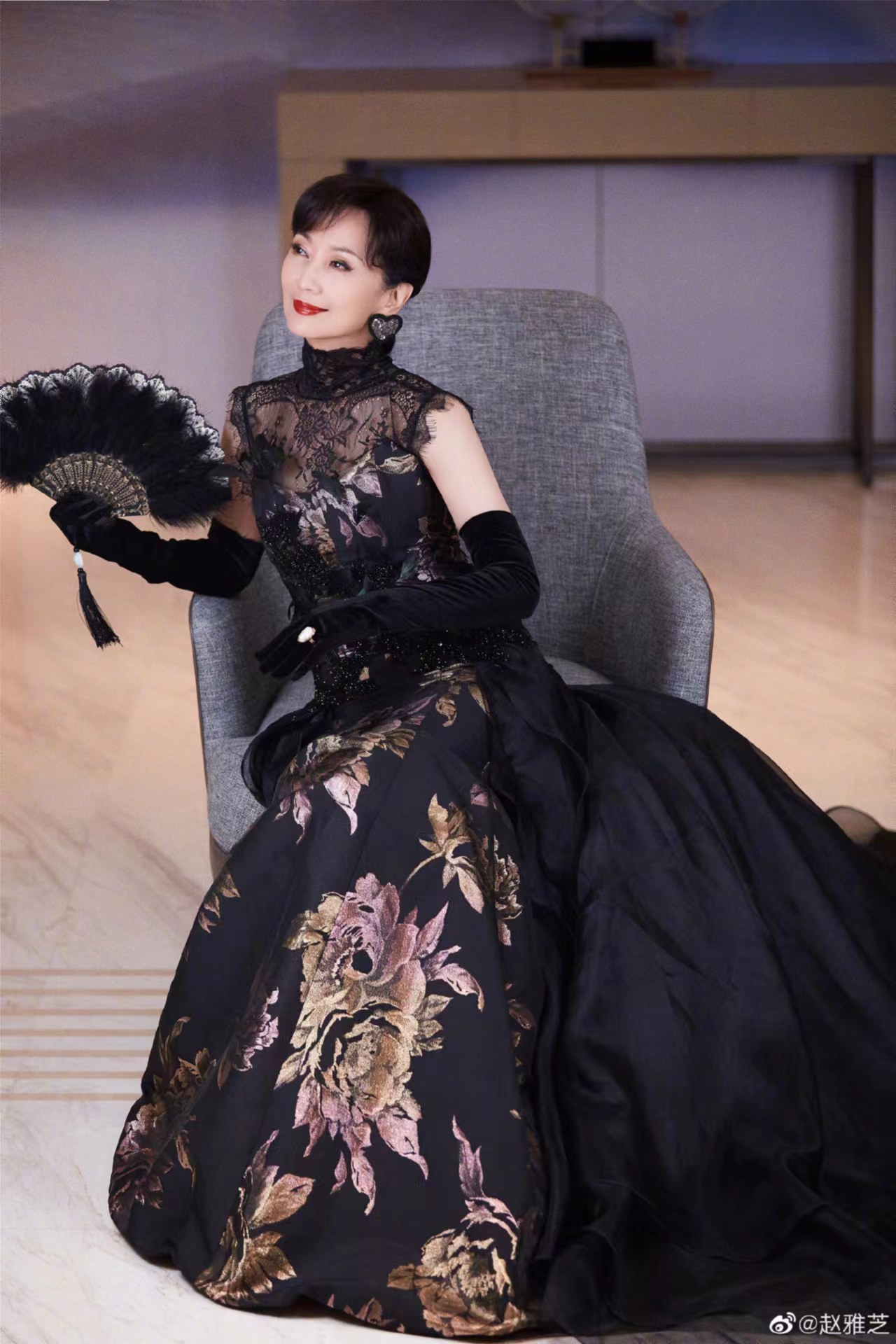 赵雅芝晒美照,穿一身黑色拖尾礼服,年轻又漂亮