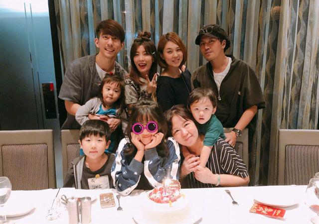 14岁梧桐妹和咘咘同框出境,两姐妹搞怪嘟嘴,家庭氛围和睦