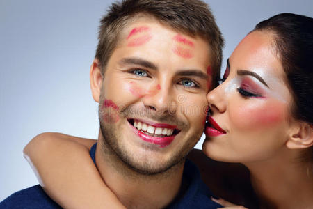 年轻时尚优雅时尚情侣合影在夏天晚上天气欧洲城市的街道上.