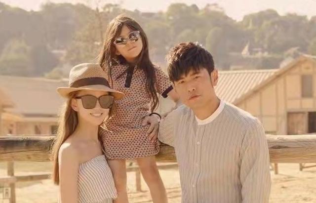 原创周杰伦晒全家福瘦了不少颜值回春儿子像爸女儿长腿瞩目似昆凌