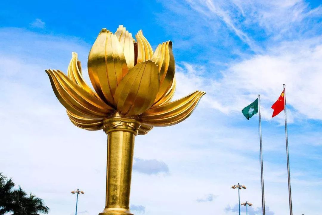 许多澳门著名景点都以莲花为名,就连澳门特别行政区的区旗和区徽上也