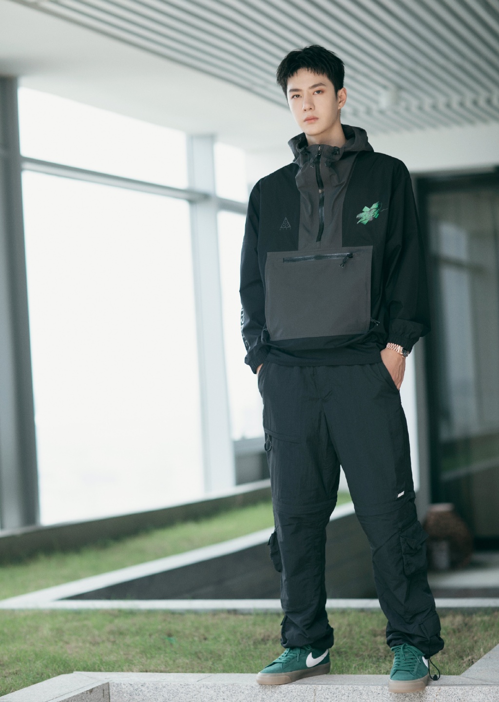 王一博黑豹工装冲锋衣帅气图片写真33