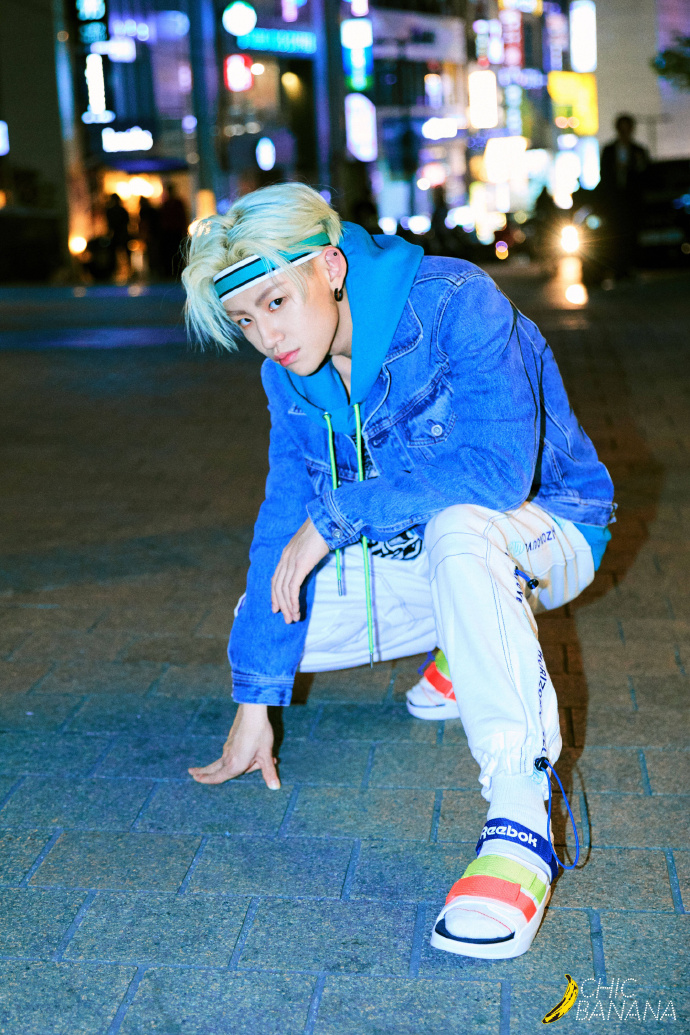 小鬼韩国之行街拍大片解锁 夜晚街头闪耀巨星光芒