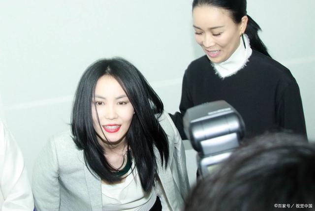 2位歌星那英与王菲合唱的《相约一九九八》,勾起多少人的回忆!