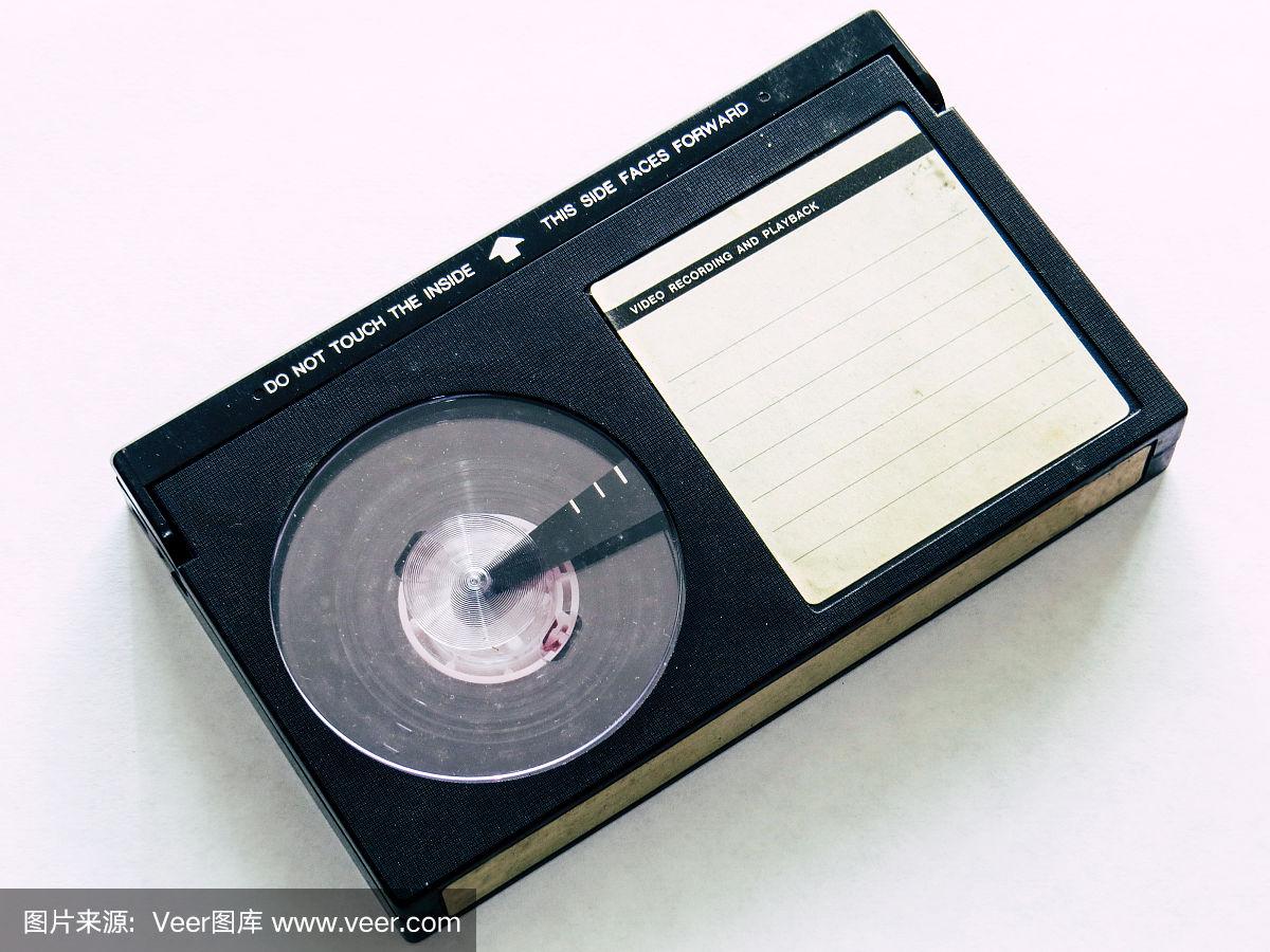 白色背景的老式录像带
