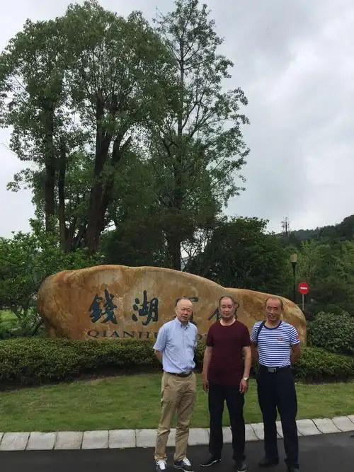 40年前哥仨都是东海舰队的一兵,今天来到甬城宁波不忘到东海舰队营地