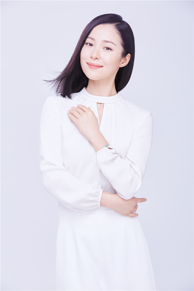 江一燕曝清新写真大片 尽显冬日优雅之美