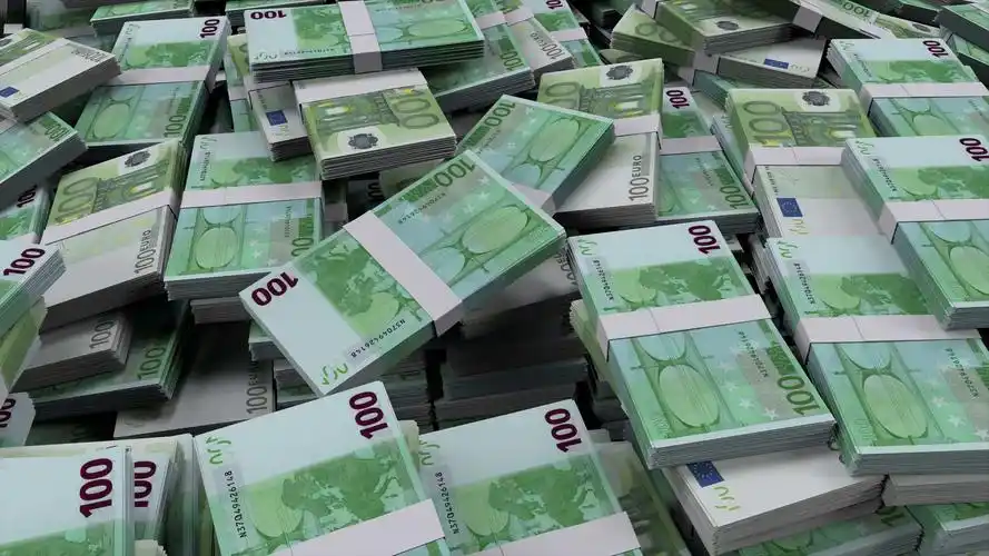 一堆捆绑的100欧元钞票