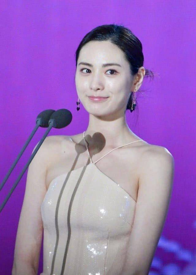 这就是全球第一美!穿乳胶人鱼裙太真实,被赞行走的"芭比人鱼"